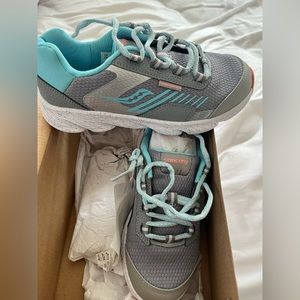 Kids saucony 2W sneakers brand new!